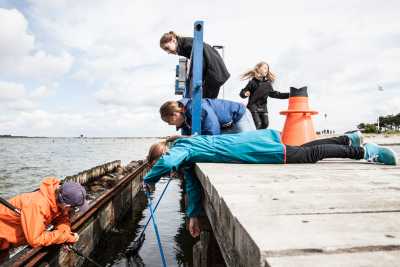 Auf dem Steg im Hafen der Lotseninsel